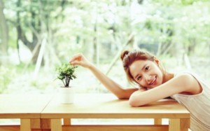 00 女生躺在桌子上